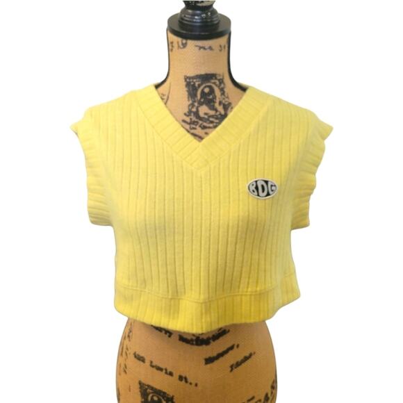 Medium UO BDG Yellow Cropped V-neck Sweater Vest With Logo Patch - Picture 2 of 4
